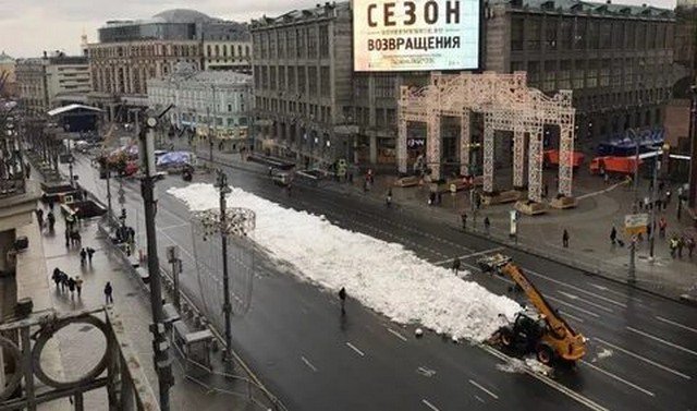 Москвичи в Новый Год выбросили на улицу снег (7 фото)