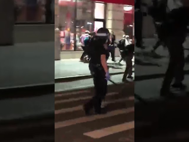 Погромы в сша. Сотрудник полиции Нью-Йорка направляет боевой пистолет на протестующих #скандалиссимо