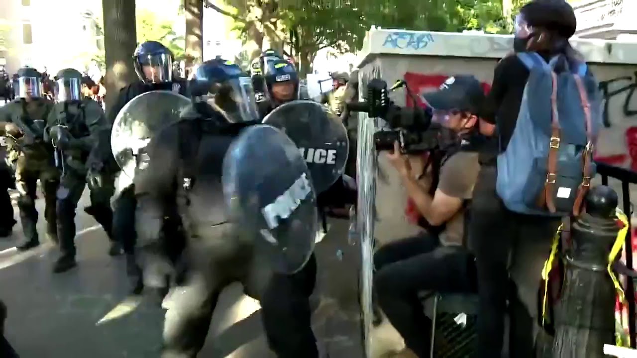 В Вашингтоне полицейские бьют журналиста во время разгона протестующих у Белого дома #скандалиссимо