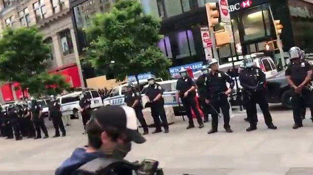 Мэр Нью-Йорка вывел на улицы весь состав полиции. Протесты в США
