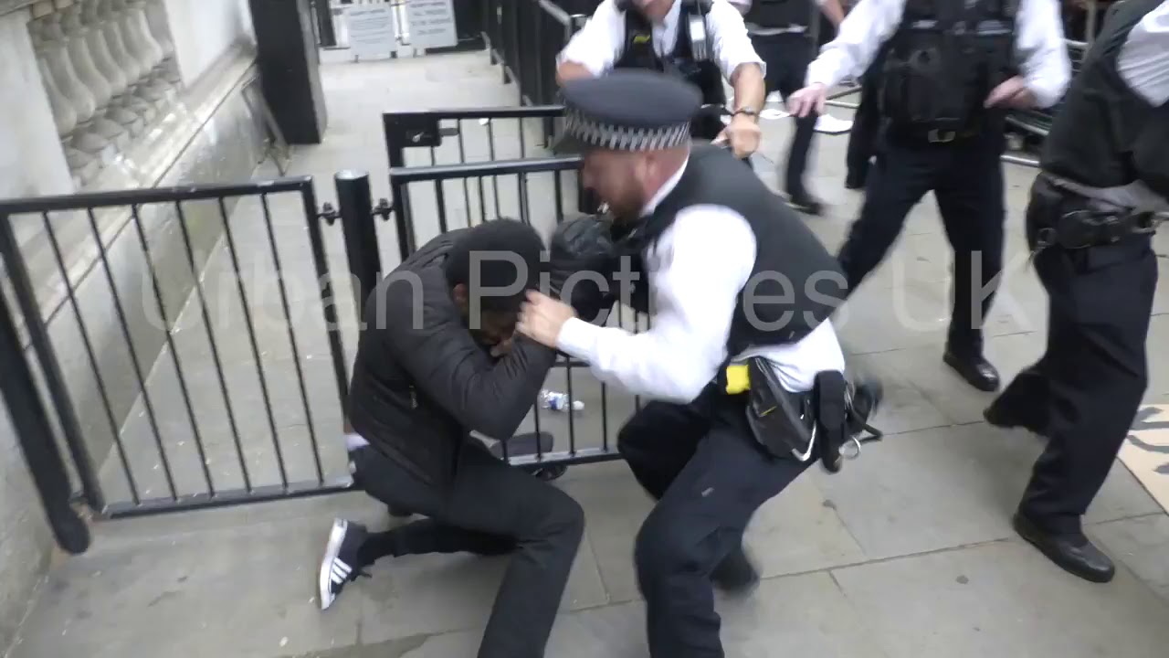 Протесты в Лондоне. Беспорядки. Прорыв полицейского кордона