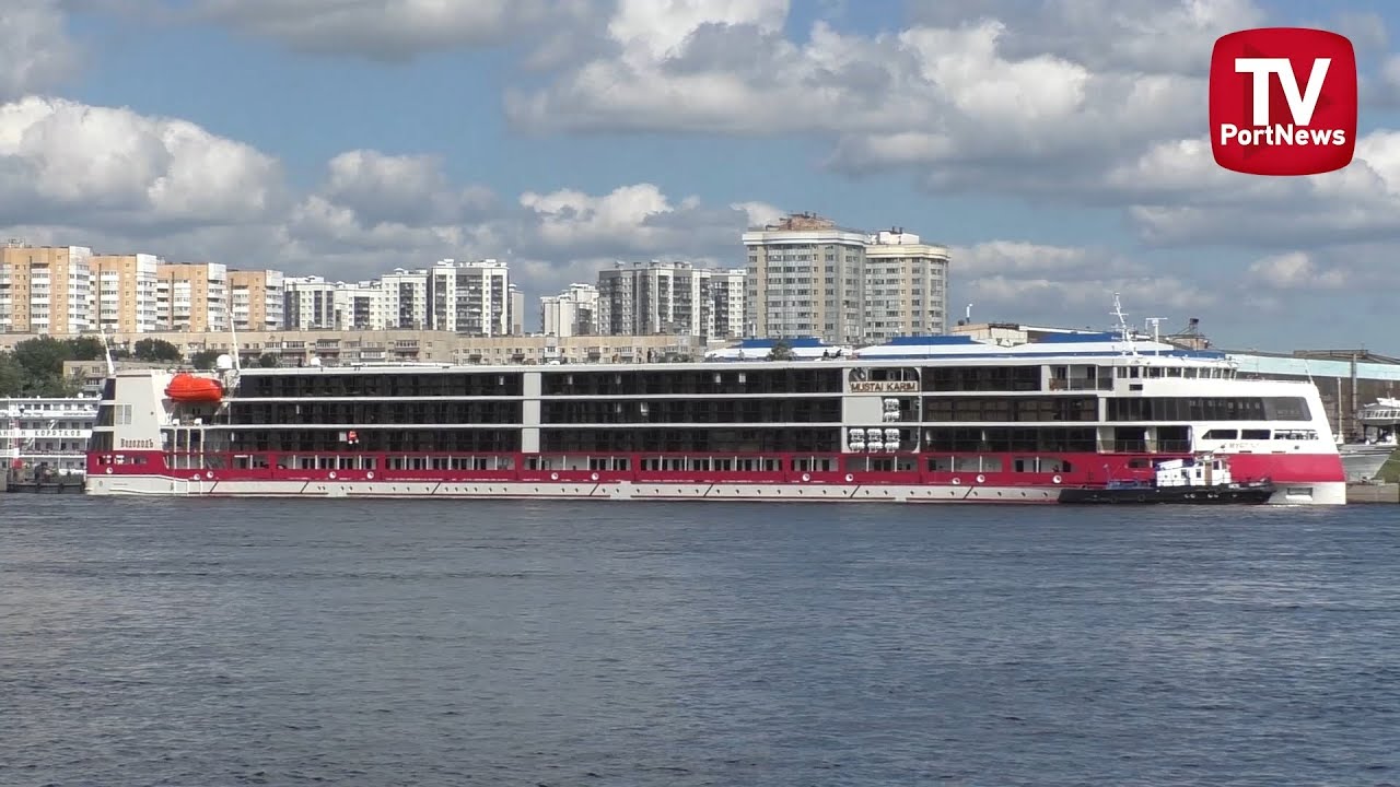 Первое построенное в России круизное судно «Мустай Карим» прибыло в Санкт-Петербург