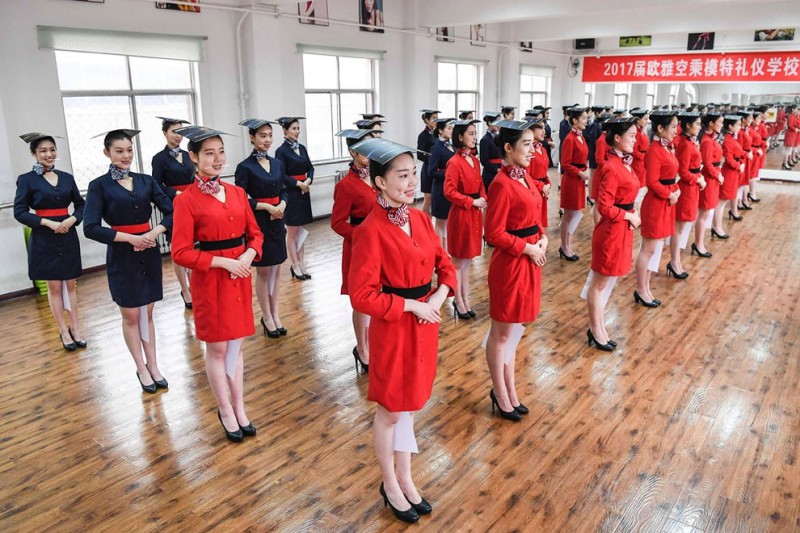 Как Китайских стюардесс учат улыбаться, ходить, стоять и сидеть