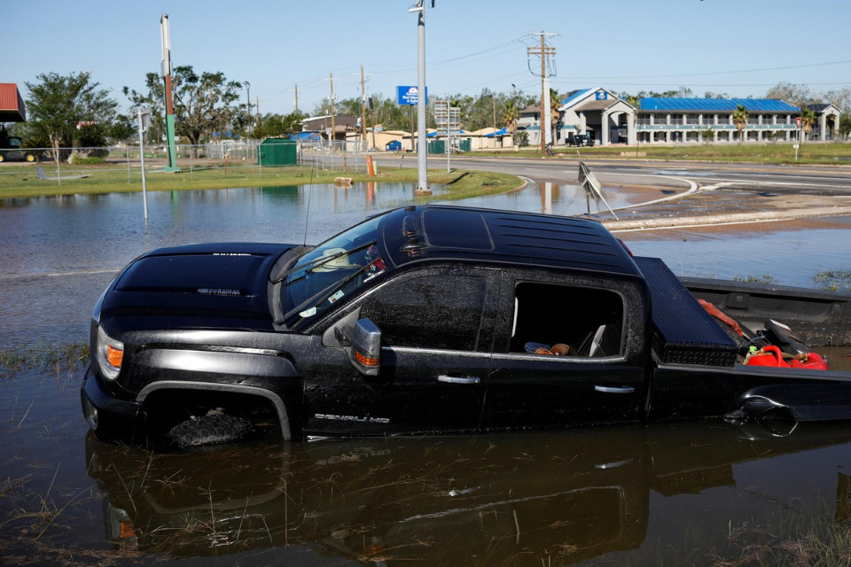 Жуткие последствия ураганов Дельта и Лаура в США (40 фото)