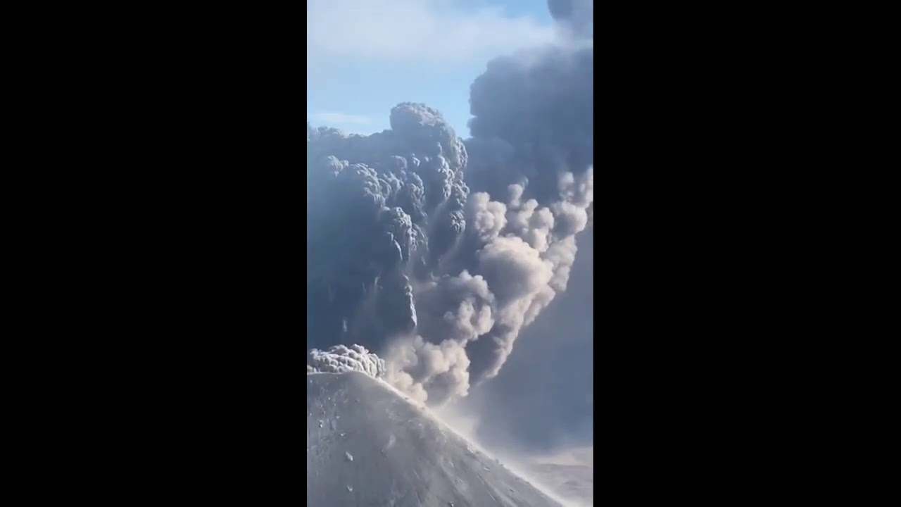 Вулкан Карымский выбросил пятикилометровый столб пепла