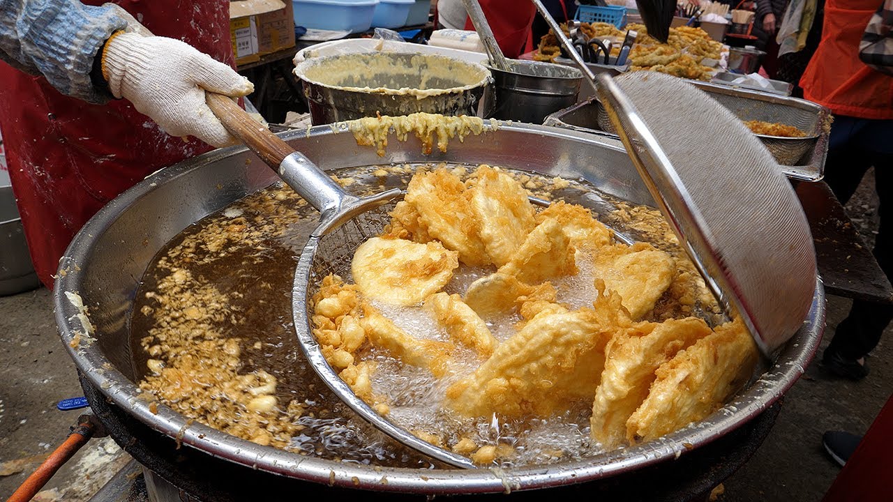 Чистое новое масло, хрустящая жареная еда - корейская уличная еда