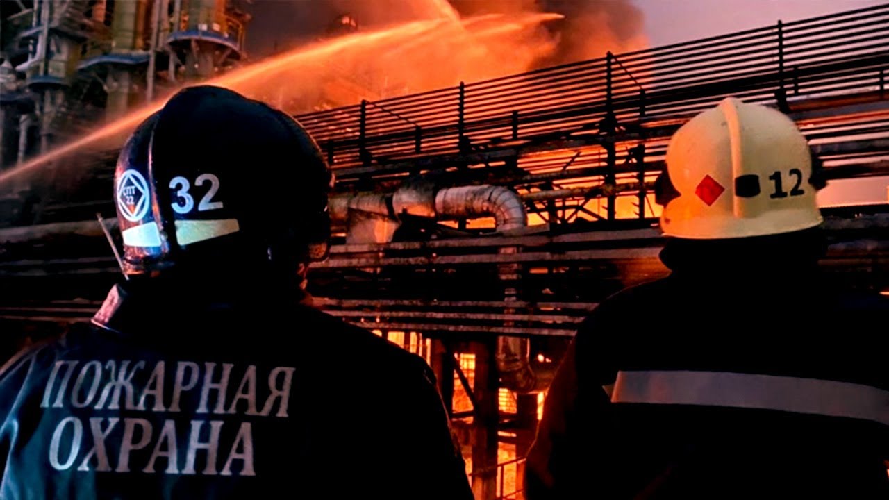 Пожар на заводе в Уфе тушат 130 пожарных и 44 единицы техники