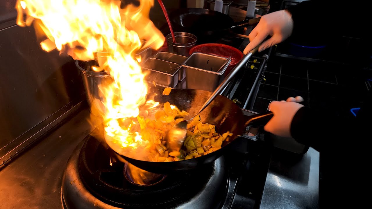 Огненная лапша, жареное яйцо в соусе из черной фасоли, чжангмён, корейская уличная еда