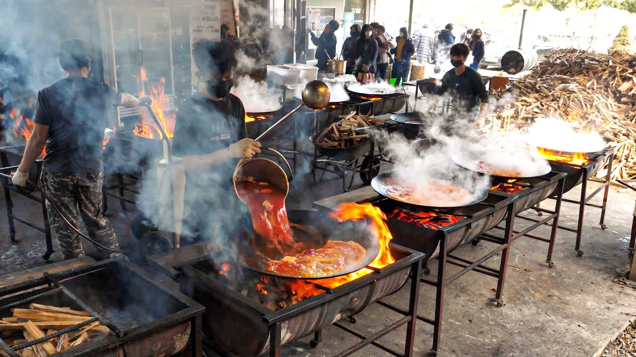 Знаменитое корейское блюдо из курицы, приготовленное на огромном огне - корейская уличная еда