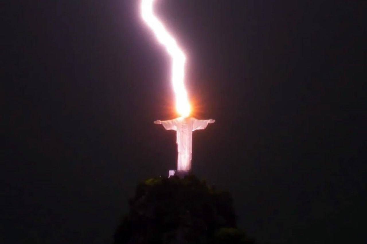 Молния ударила в статую Христа в Рио-де-Жанейро (4 фото)